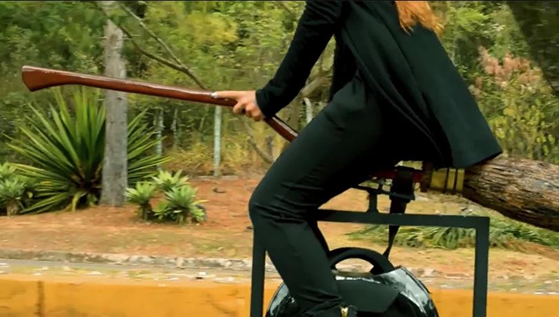 Chi phí cho bộ trang bị Real Flying Broom không hề cao, và nó rất dễ lắp đặt Chi phí cho bộ trang bị Real Flying Broom không hề cao, và nó rất dễ lắp đặt