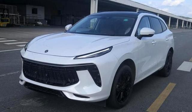 Dongfeng Fengxing T5 EVO được trang bị dải đèn LED định vị ban ngày nằm hai bên nắp ca-pô Dongfeng Fengxing T5 EVO được trang bị dải đèn LED định vị ban ngày nằm hai bên nắp ca-pô