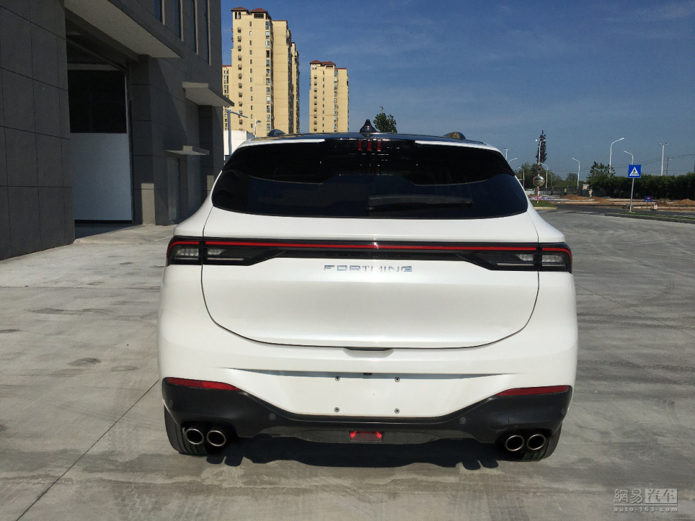 Cụm đèn hậu của Dongfeng Fengxing T5 EVO giống Porsche Macan Cụm đèn hậu của Dongfeng Fengxing T5 EVO giống Porsche Macan