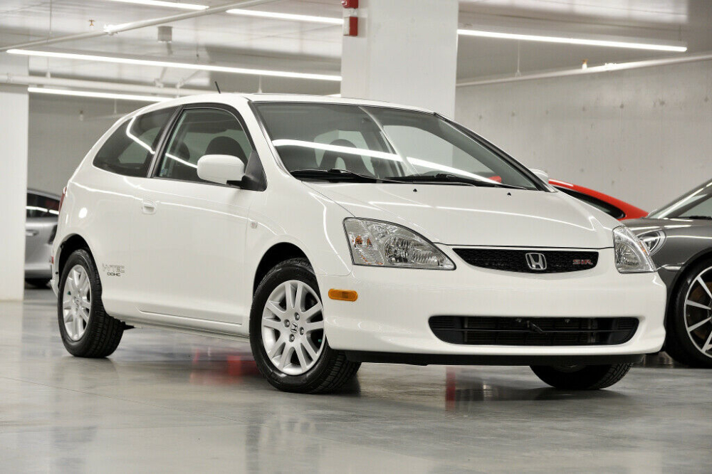 Chiếc Honda Civic SiR này thuộc phiên bản 2003 Chiếc Honda Civic SiR này thuộc phiên bản 2003