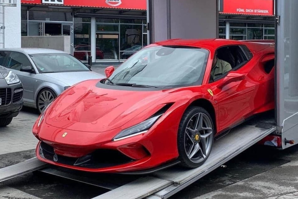 Hình ảnh siêu xe mui trần Ferrari F8 Spider mới về Việt Nam lúc còn ở nước ngoài
