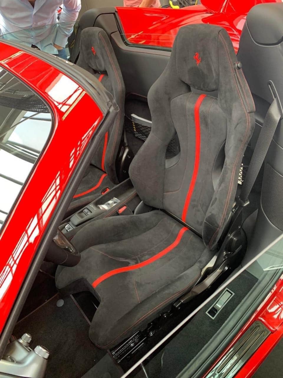 Nội thất chiếc siêu xe mui trần Ferrari F8 Spider thứ 2 về nước Nội thất chiếc siêu xe mui trần Ferrari F8 Spider thứ 2 về nước