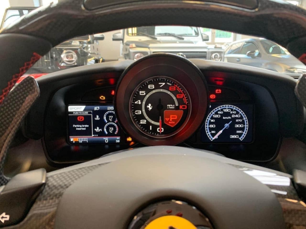 Bảng đồng hồ của siêu xe Ferrari F8 Spider màu đỏ đầu tiên về Việt Nam Bảng đồng hồ của siêu xe Ferrari F8 Spider màu đỏ đầu tiên về Việt Nam