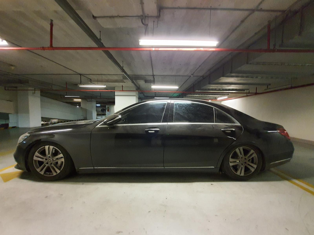 Phuộc xe của chiếc Mercedes-Benz S450 được cho bị hỏng nhưng cư d&acirc;n mạng cho rằng chỉ cần chủ nh&acirc;n khởi động lại xe, hệ thống treo kh&iacute; n&eacute;n của xe sẽ hoạt động lại