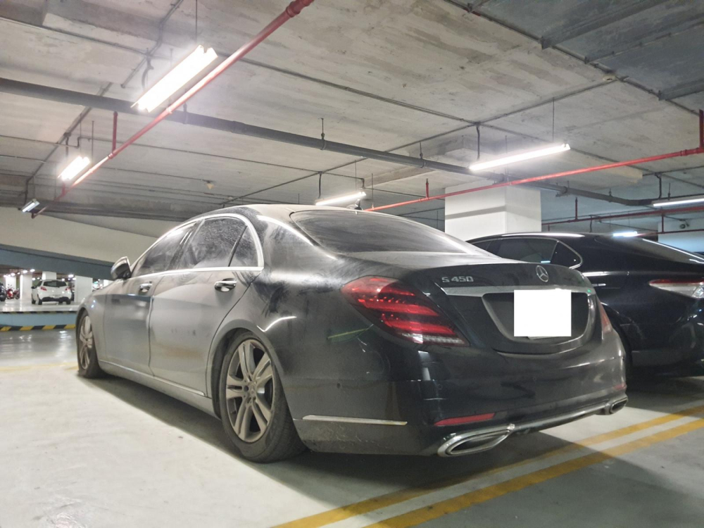 C&oacute; vẻ chiếc Mercedes-Benz S450 đ&atilde; ở đ&acirc;y nhiều th&aacute;ng m&agrave; kh&ocirc;ng được chủ nh&acirc;n sử dụng n&ecirc;n khiến ngoại thất b&aacute;m bụi