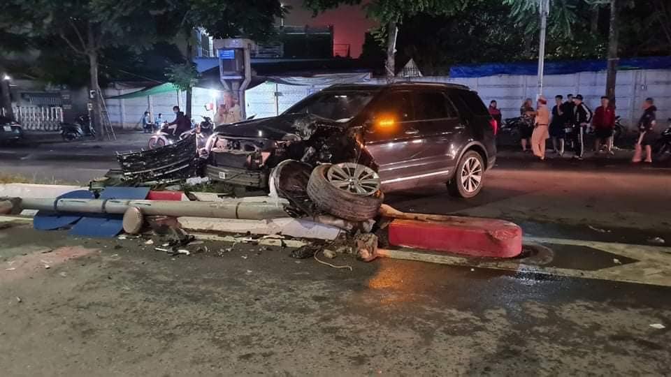 Hình ảnh chiếc xe Ford Explorer tại hiện trường vụ tai nạn Hình ảnh chiếc xe Ford Explorer tại hiện trường vụ tai nạn