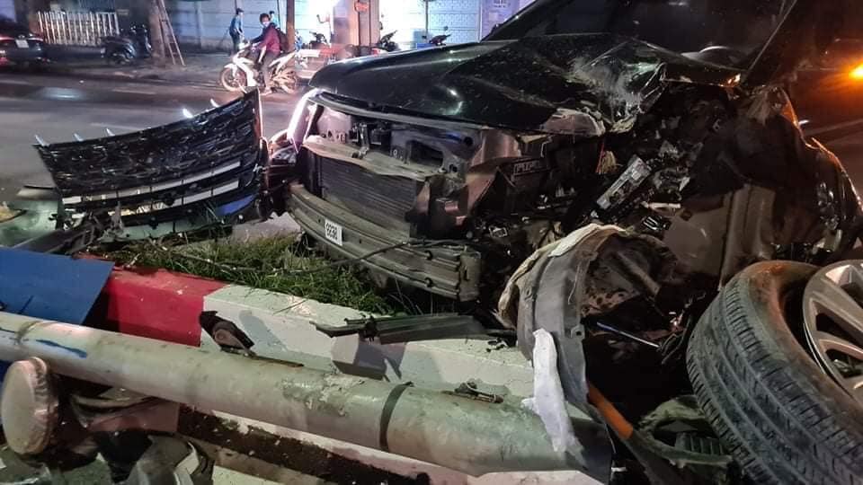 Chiếc xe Ford Explorer hư hỏng nặng sau khi leo lên dải phân cách và tông đổ các biển báo ở đây Chiếc xe Ford Explorer hư hỏng nặng sau khi leo lên dải phân cách và tông đổ các biển báo ở đây