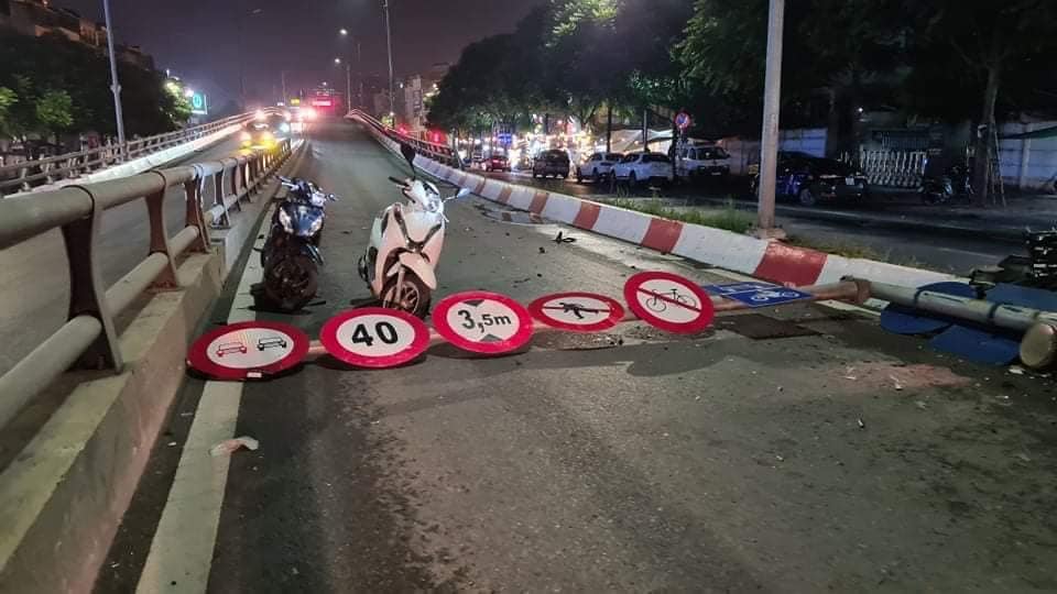 Biển báo nằm chắn ngang đường Biển báo nằm chắn ngang đường