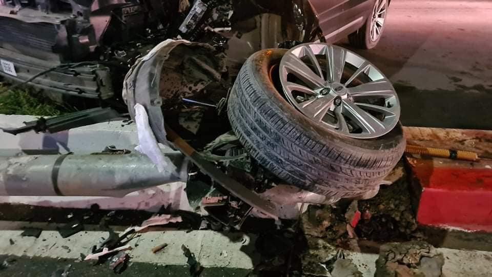 Xe gãy trục bánh trước với 2 bánh xe long ra khỏi trục Xe gãy trục bánh trước với 2 bánh xe long ra khỏi trục