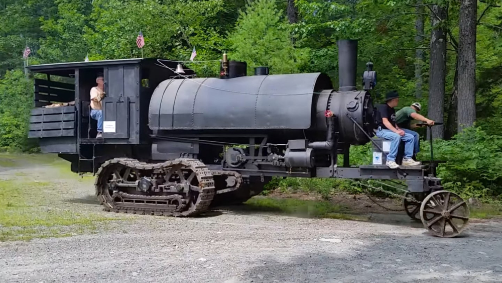 Lombard Steam Log Hauler là phương tiện mở đường cho bánh xích xe tăng
