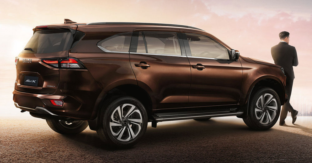 Isuzu MU-X 2021 nhìn từ phía sau