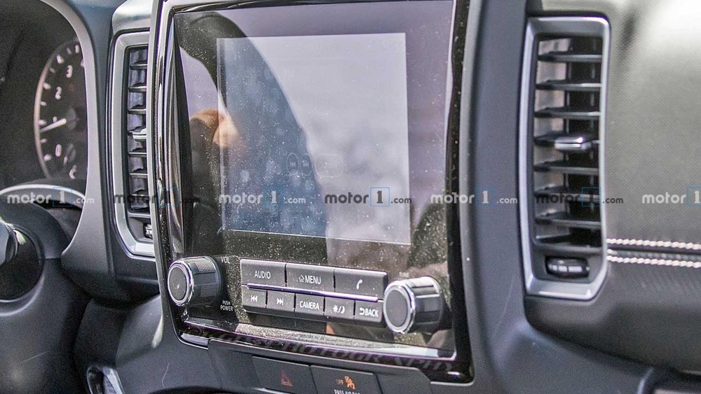 Nội thất bên trong Nissan Navara 2021 trên đường thử