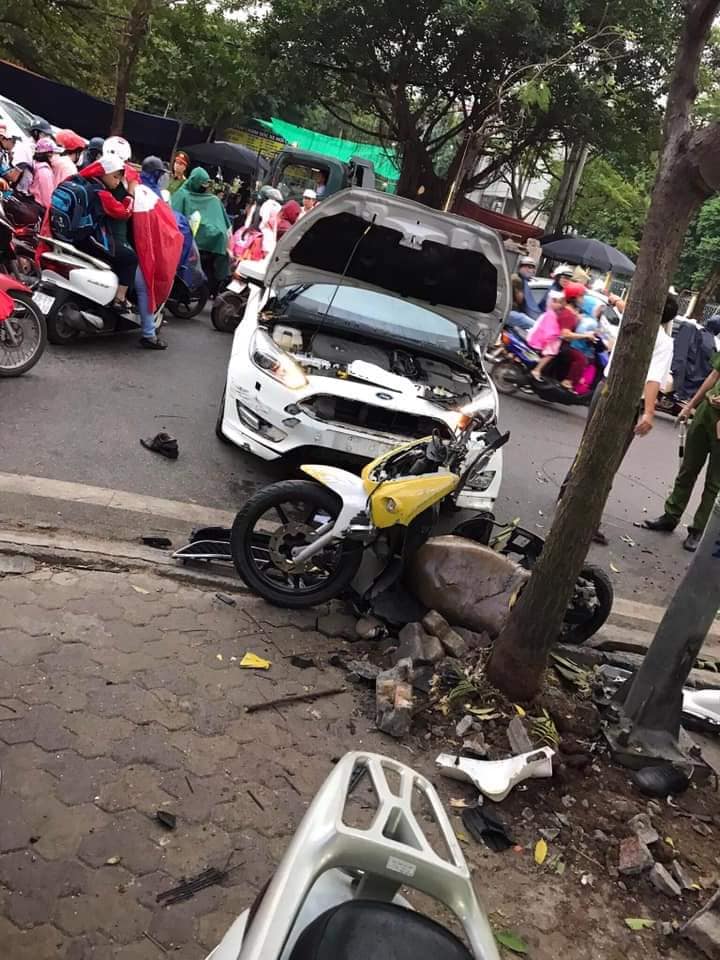 Cả 2 chiếc xe đều bị hư hỏng trong vụ tai nạn