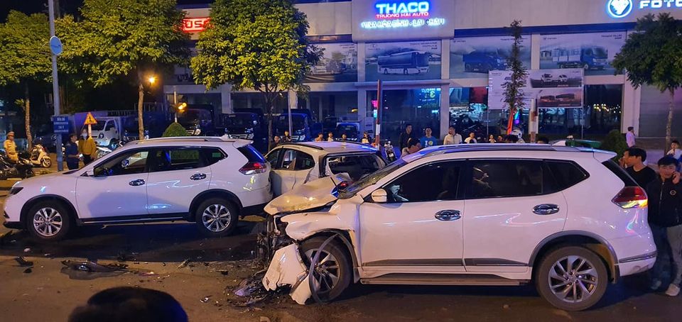 Vụ tai nạn đã khiến 4 chiếc ô tô bị hư hỏng