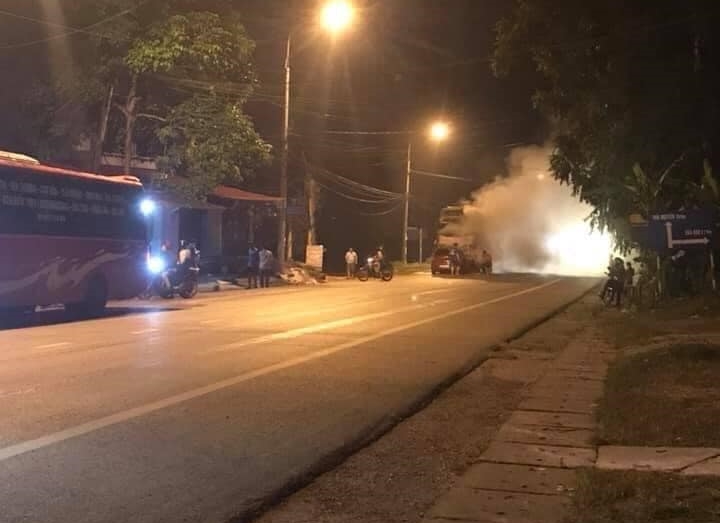 Người dân dùng bình cứu hoả để dập lửa