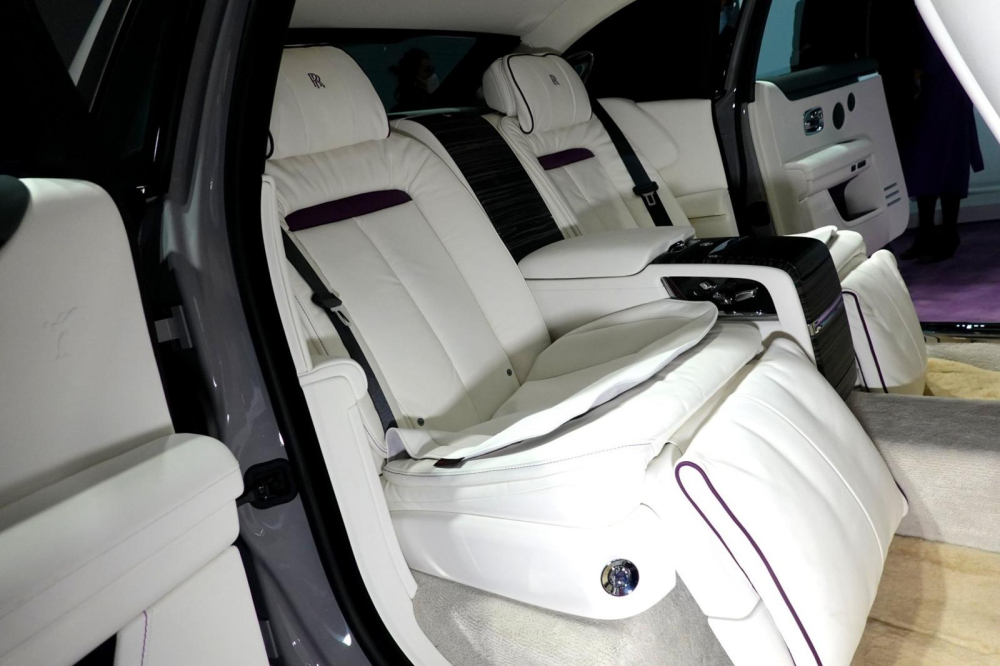 Hai hàng ghế sau của Rolls-Royce Ghost thế hệ mới được đánh giá yên tĩnh quá mức khiến hành khách dễ bị say xe