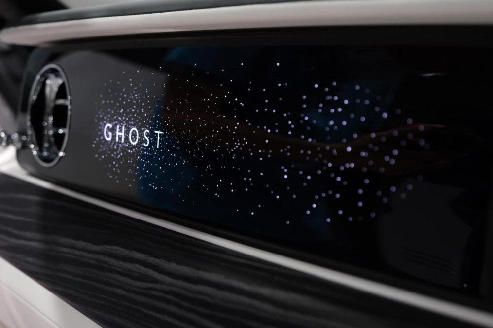 Chi tiết Illuminated Fascia là điểm nhấn của Rolls-Royce Ghost thế hệ mới