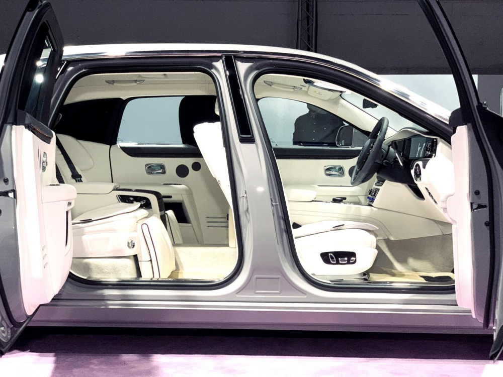 Toàn bộ khoang lái và khoang hành khách của Rolls-Royce Ghost thế hệ mới