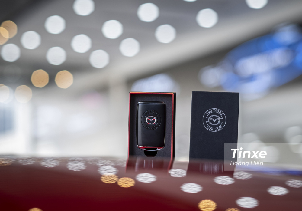 Điểm khác biệt đầu tiên của Mazda3 phiên bản 100 năm chính là ở chiếc chìa khoá được thiết kế mới đi kèm với hộp đựng trang trọng.