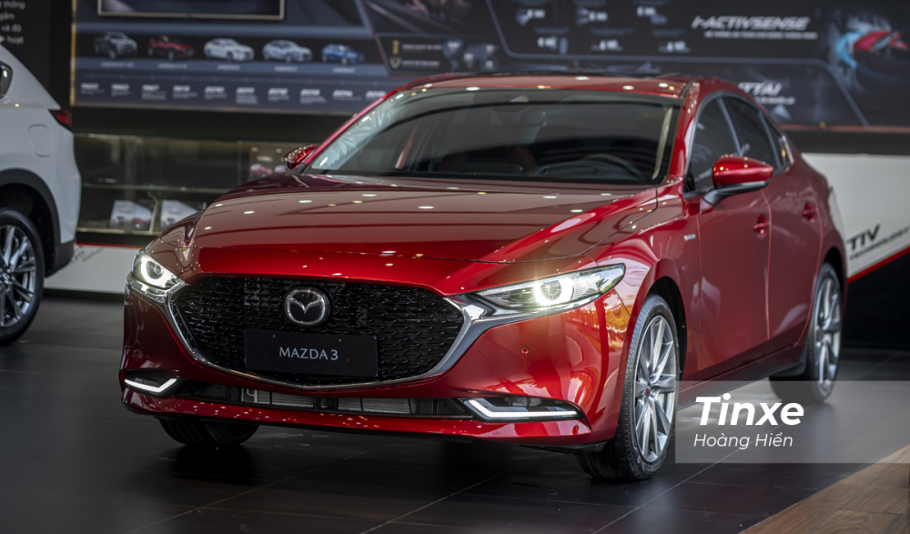 Tổng quan thiết kế cũng như những trang thiết bị trên chiếc Mazda3 phiên bản 100 năm không có gì thay đổi khi vẫn sẽ hữu ngôn ngữ thiết kế Kodo, động cơ SkyActiv và gói trang bị an toàn chủ động i-ActivSense.