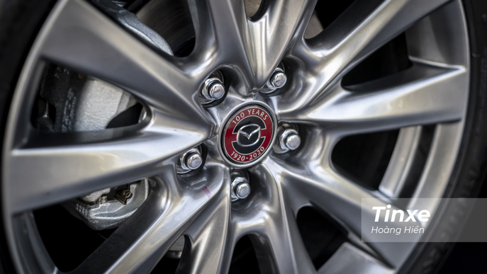 Tiếp đến chính là phần logo ở vành la-zăng trên Mazda3 phiên bản 100 năm cũng được lắp thêm logo riêng của bản kỷ niệm 100 năm.