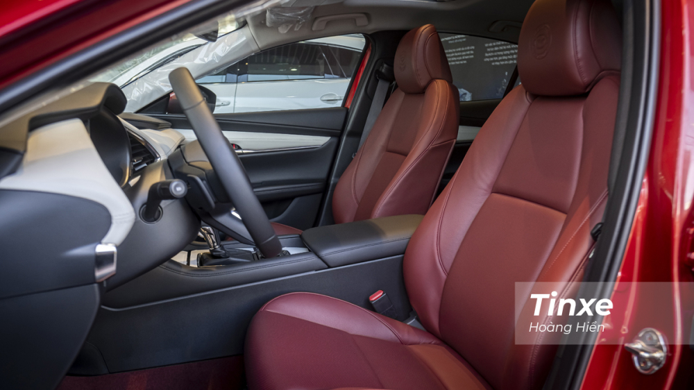 Bên trong chiếc Mazda3 phiên bản 100 năm, khách hàng sẽ được trải nghiệm nội thất bọc da cao cấp màu đỏ.