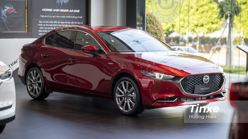 Bên cạnh một số thay đổi nhỏ, Mazda3 phiên bản kỷ niệm 100 năm còn được tặng kèm gói bảo dưỡng miễn phí toàn bộ kéo dài trong 3 năm hoặc 50.000 km (tuỳ theo điều kiện nào đến trước).