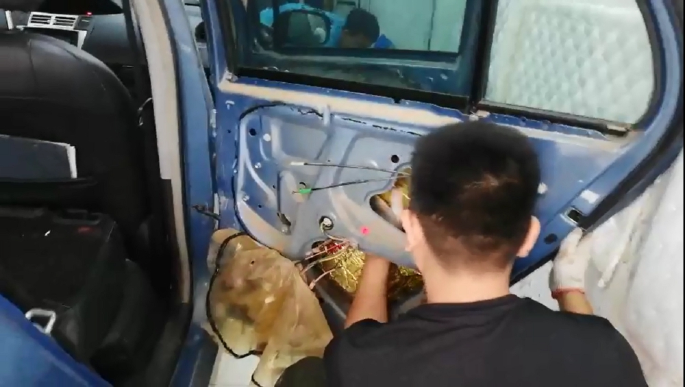 Gia c&ocirc;ng c&aacute;ch &acirc;m chống ồn cho cửa xe &ocirc; t&ocirc;.