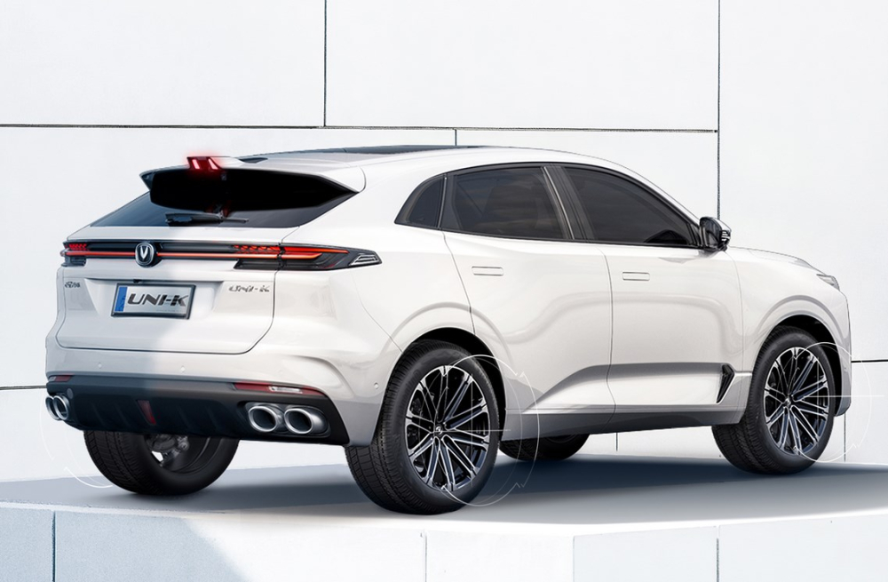 Thiết kế đu&ocirc;i xe cho thấy sự hiện diện của 4 đầu ống xả, đ&egrave;n hậu mỏng d&agrave;i v&agrave; một c&aacute;nh gi&oacute; t&iacute;ch hợp v&acirc;y