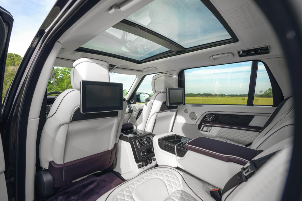 Góc nhìn nội thất từ góc cửa sau của Range Rover Autobiography Sandringham Edition