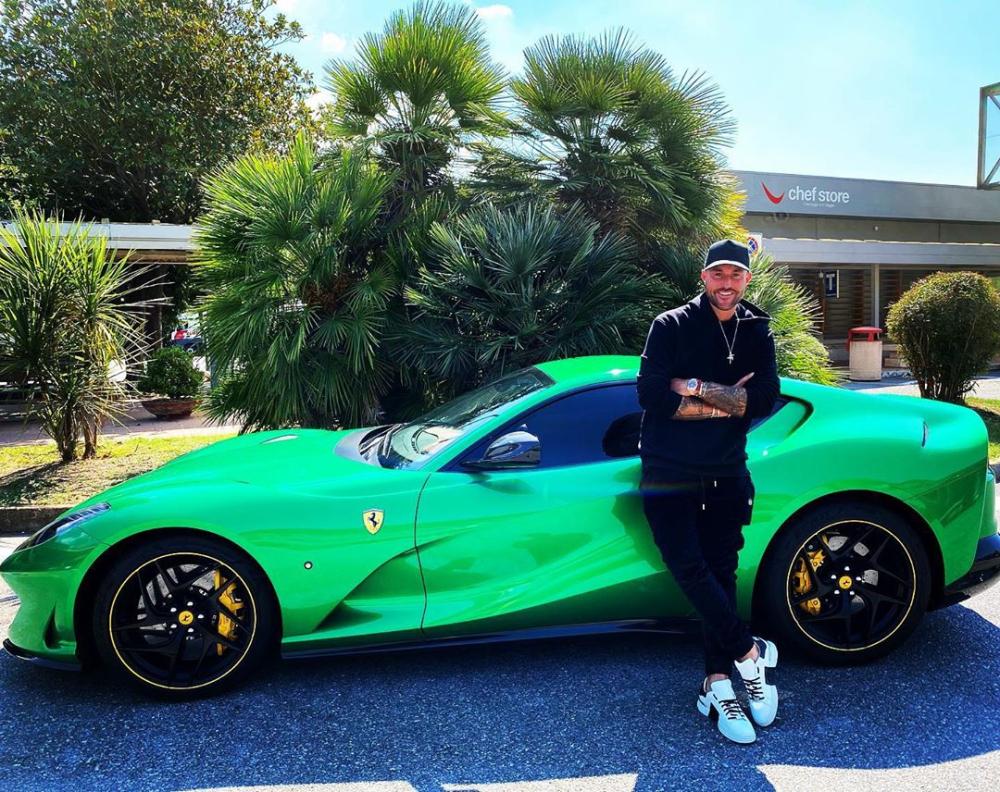 Plein đăng ảnh chụp c&ugrave;ng chiếc Ferrari 812 Superfast m&agrave;u xanh l&ecirc;n Instagram sau khi nhận ph&aacute;n quyết của t&ograve;a