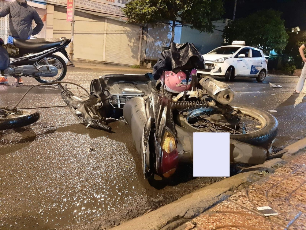 Hiện trường xe m&aacute;y xảy ra va chạm với xe taxi l&agrave;m một người nhập viện ở QL26 v&agrave;o tối qua