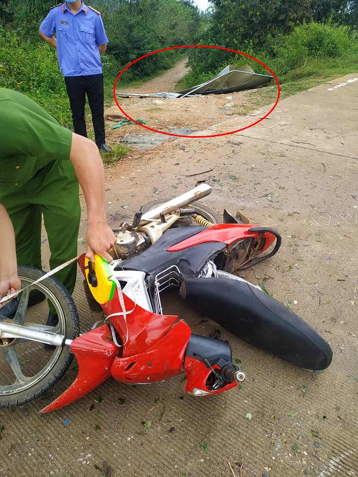 Hiện trường vụ tấm t&ocirc;n nh&agrave; d&acirc;n bay ra đường, đập v&agrave;o người đ&agrave;n &ocirc;ng điều khiển xe m&aacute;y khiến nạn nh&acirc;n tử vong
