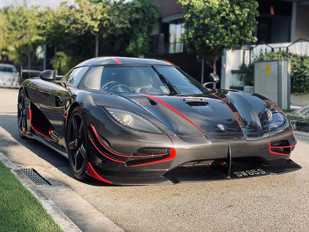 Siêu phẩm Koenigsegg Agera RS bộ áo Full Carbon trên đường phố Singapore