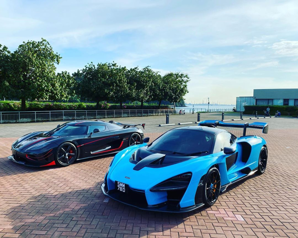 Bên trái là Koenigsegg Agera RS Genesis có dàn áo Full Carbon và chiếc xe còn lại là McLaren Senna mang màu xanh Fistral Blue