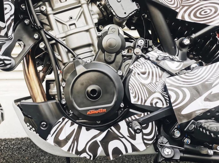Khối động cơ LC8 quen thuộc của KTM tr&ecirc;n CFmoto 800MT