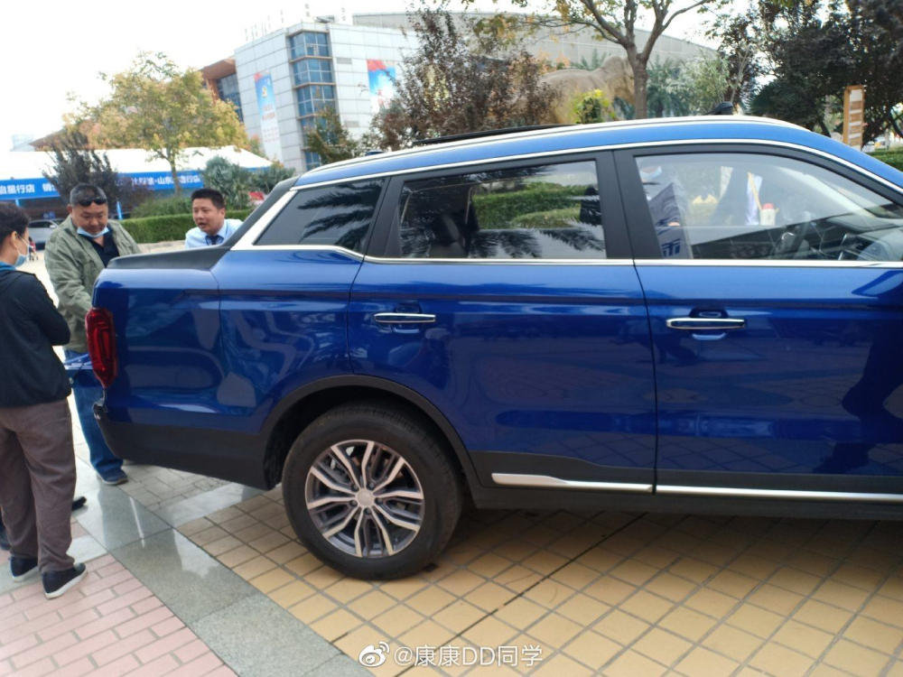 Vì là bán tải chế tạo từ SUV, phía đuôi xe trông rất kỳ cục