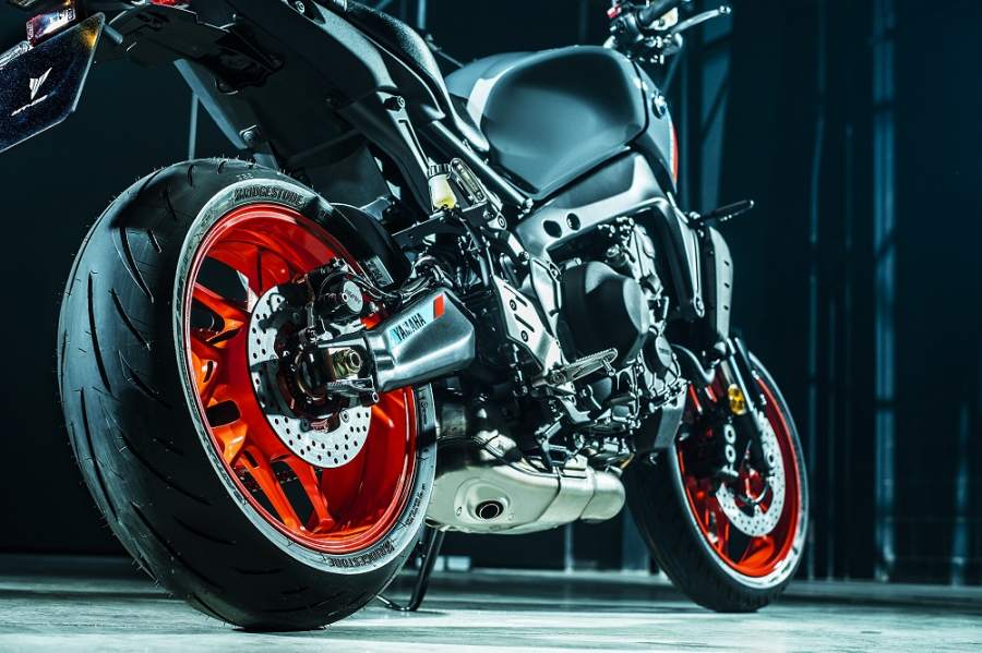 Gắp sau, ống xả v&agrave; cặp v&agrave;nh kh&aacute;c biệt tr&ecirc;n Yamaha MT-09 2021