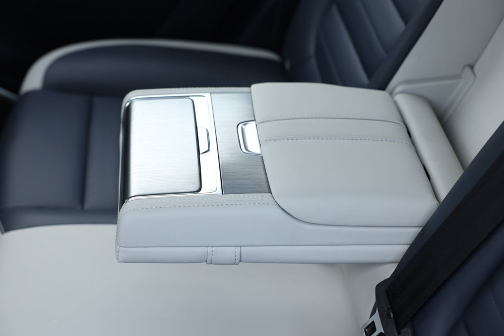Bệ tì tay hàng ghế sau của MG HS PHEV 2020