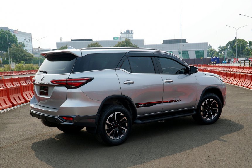 Toyota Fortuner TRD Sportivo 2020 c&ograve;n c&oacute; th&ecirc;m v&egrave; che mưa
