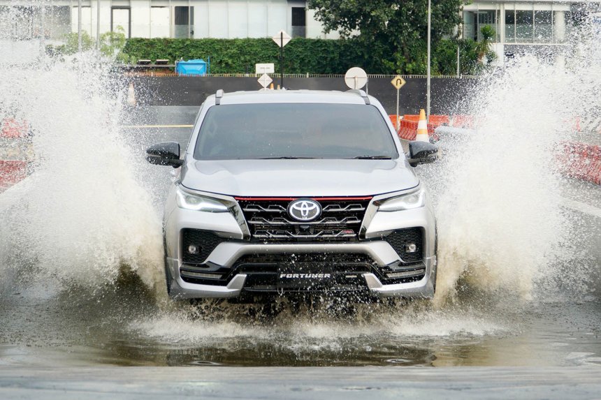 Ở thị trường Indonesia, Toyota Fortuner 2020 kh&ocirc;ng c&oacute; phi&ecirc;n bản Legender n&ecirc;n thay bằng TRD Sportivo