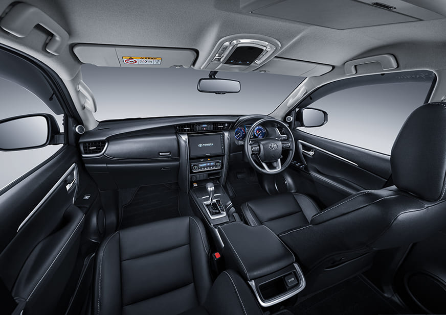 Nội thất m&agrave;u đen chủ đạo của Toyota Fortuner TRD Sportivo 2020
