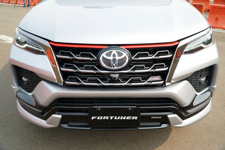 Tr&ecirc;n lưới tản nhiệt của Toyota Fortuner TRD Sportivo 2020 c&oacute; chi tiết m&agrave;u đỏ l&agrave;m điểm nhấn