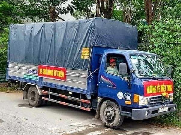 Chiếc xe tải đang đi cứu trợ miền Trung