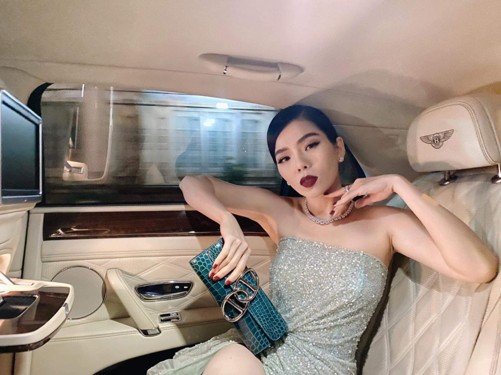 Lệ Quyên cùng nội thất chiếc Bentley Flying Spur V8 biển tứ quý 5