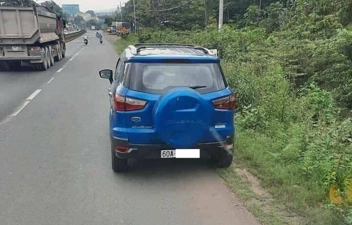 Thì bất ngờ bị chiếc xe Ford Ecosport màu xanh biển Đồng Nai tạt đầu phải dừng lại