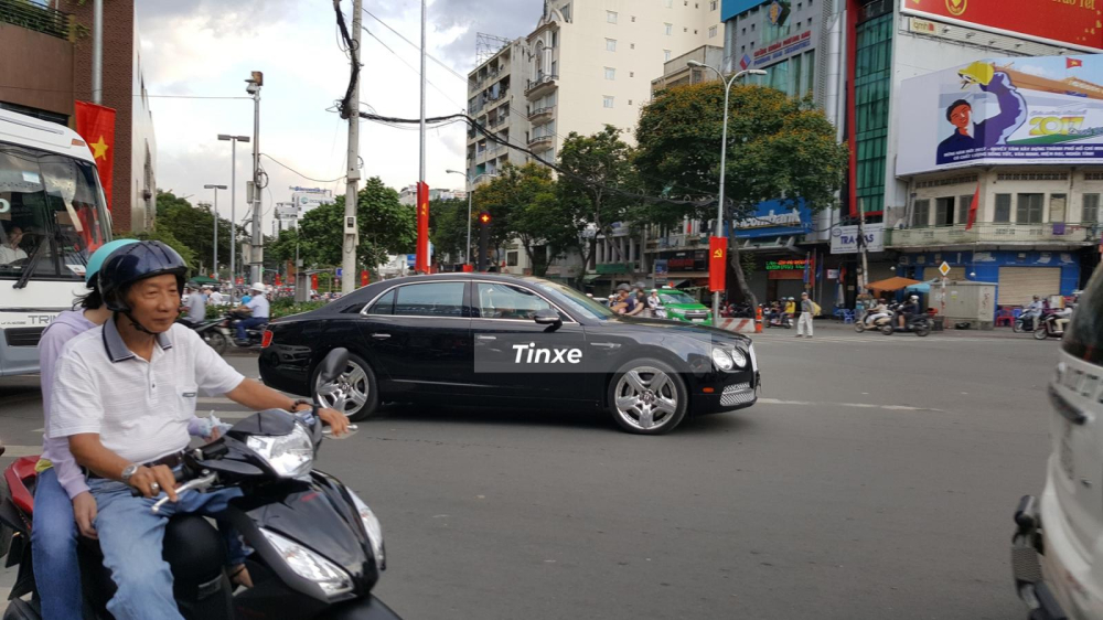Lệ Quyên rất hay di chuyển trên chiếc xe siêu sang Bentley Flying Spur
