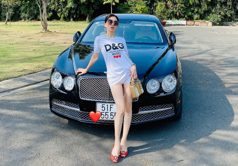 Lệ Quyên chụp ảnh cùng chiếc xe siêu sang Bentley Flying Spur hơn 10 tỷ đồng