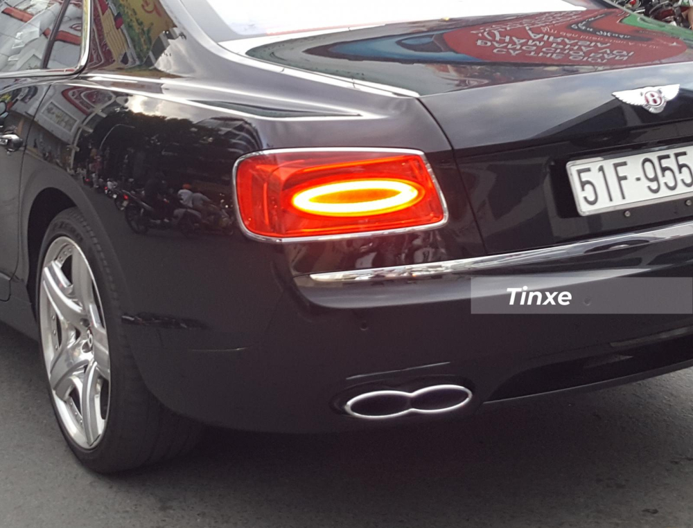 Nhưng dễ nhận ra nhất chính là việc Bentley Flying Spur V8 có ống xả kép, hay kiểu răng cưa