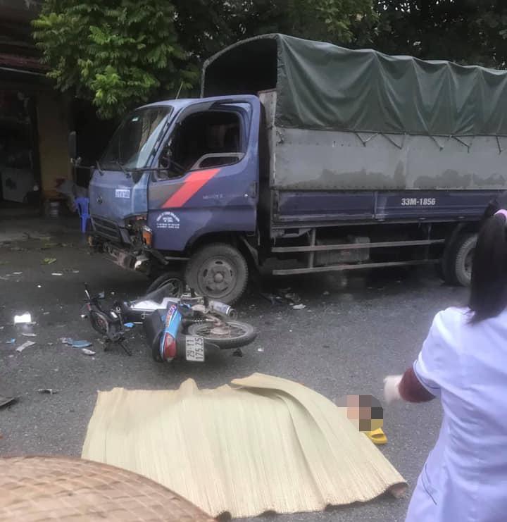 Hiện trường vụ tai nạn giao th&ocirc;ng giữa xe m&aacute;y với xe tải l&agrave;m 2 thanh ni&ecirc;n thương vong
